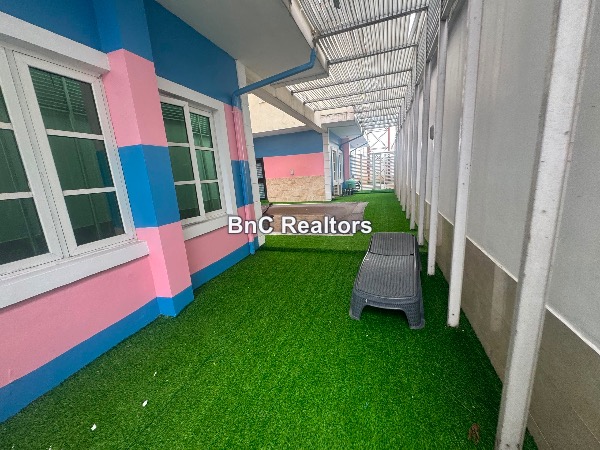 15-Bedroom Fully Detached House