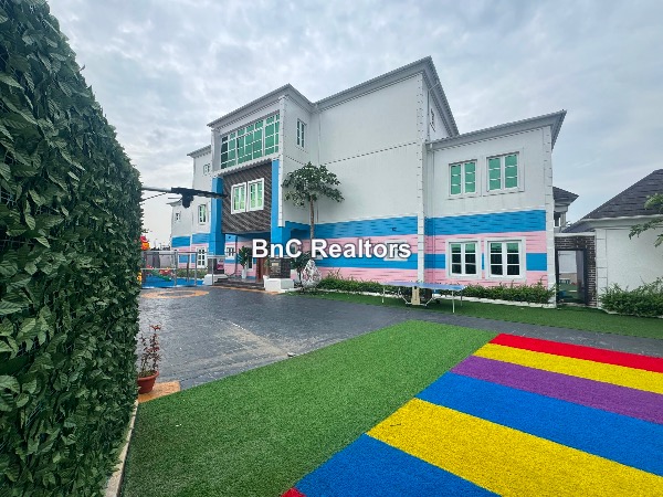 15-Bedroom Fully Detached House