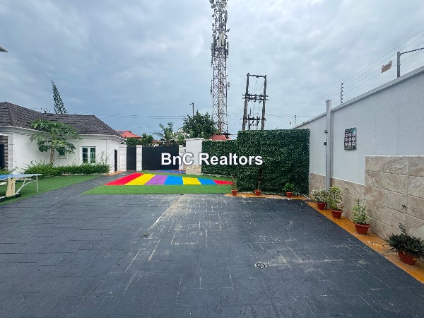 15-Bedroom Fully Detached House