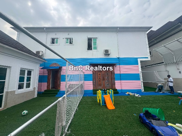 15-Bedroom Fully Detached House