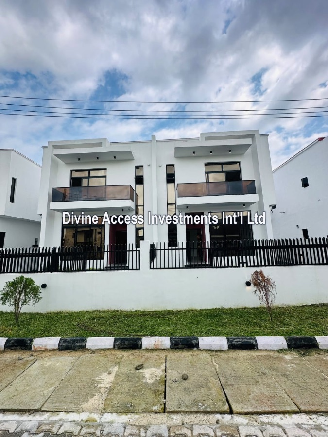Luxury 4 Bedroom Fully Detached Duplex image 1